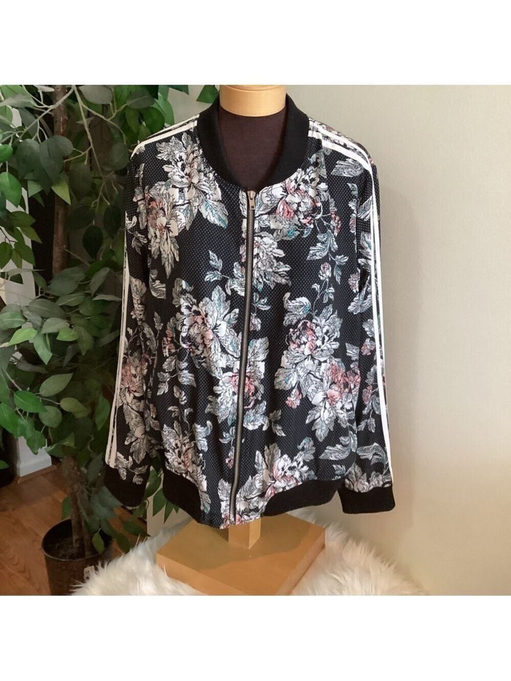 Inspired Hearts Woman’s 1X zip up floral jacket with white dots front po…